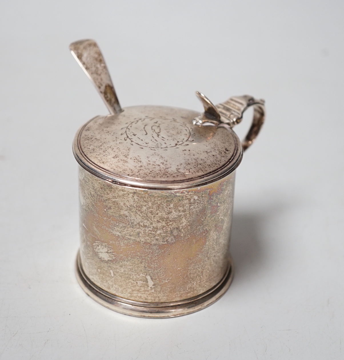 A George III silver mustard pot, Robert Hennell, London, 1788, 62mm, together with a later associated silver mustard ladle.